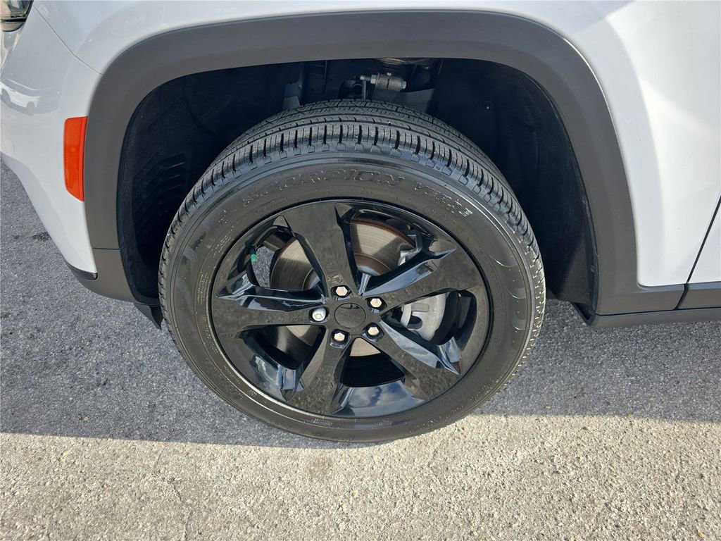 Used 2024 Jeep Grand Cherokee L Limited w/ Black Appearance Package image 10