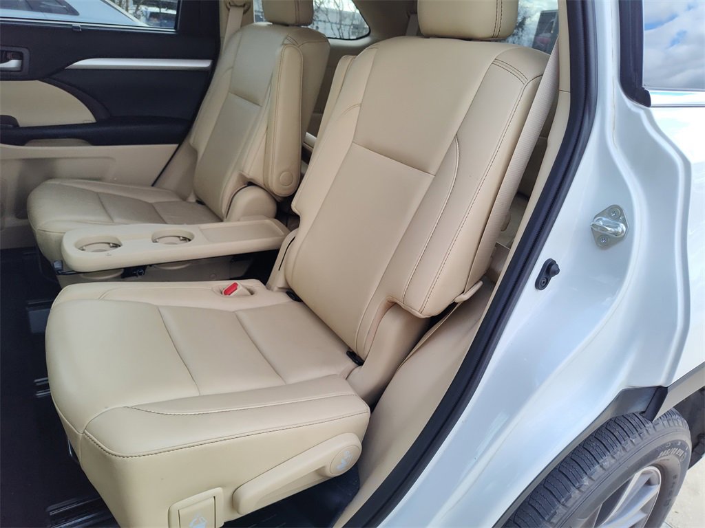 Used 2019 Toyota Highlander SE image 37
