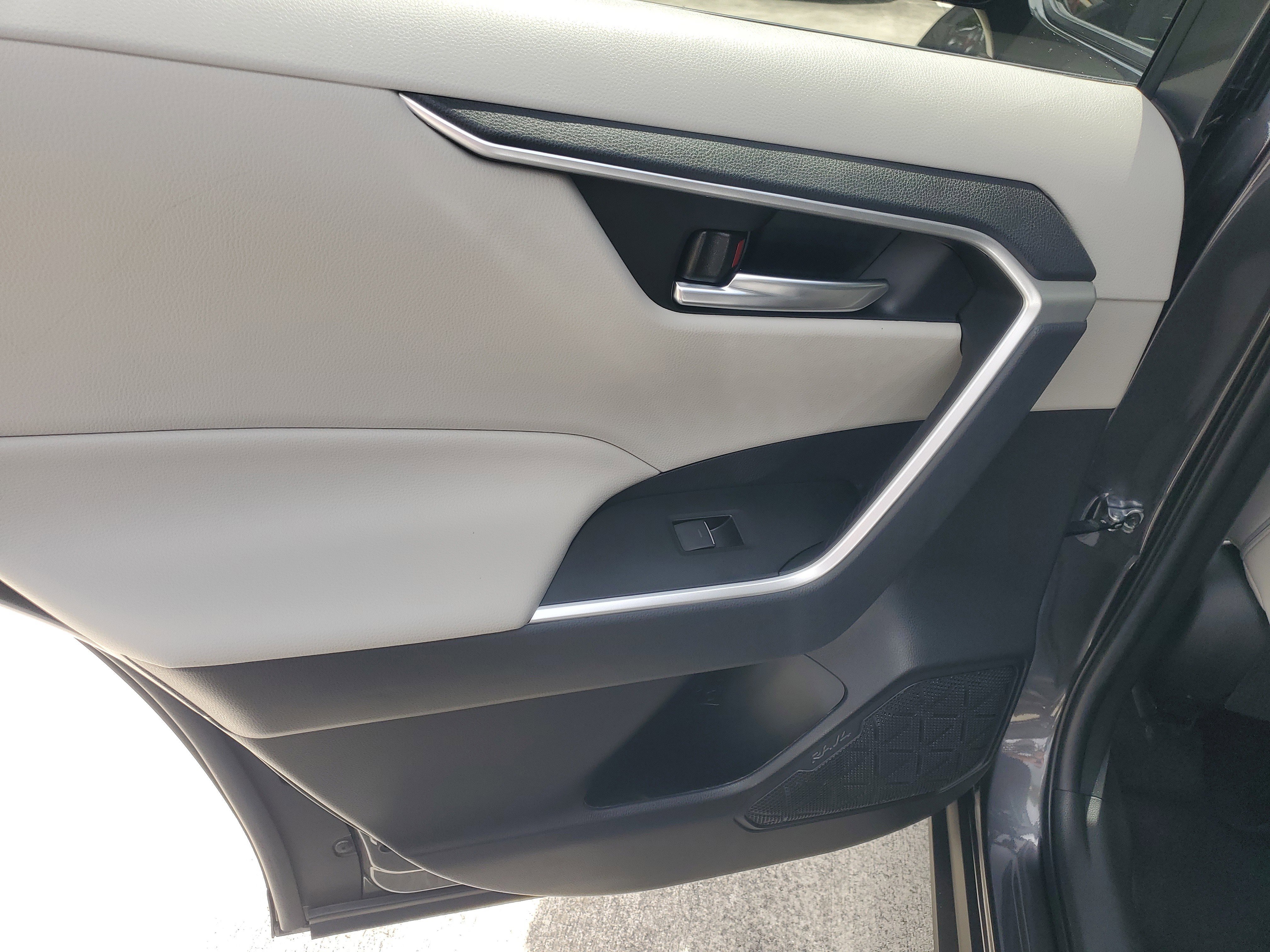 Used 2023 Toyota RAV4 XLE Premium FWD image 14