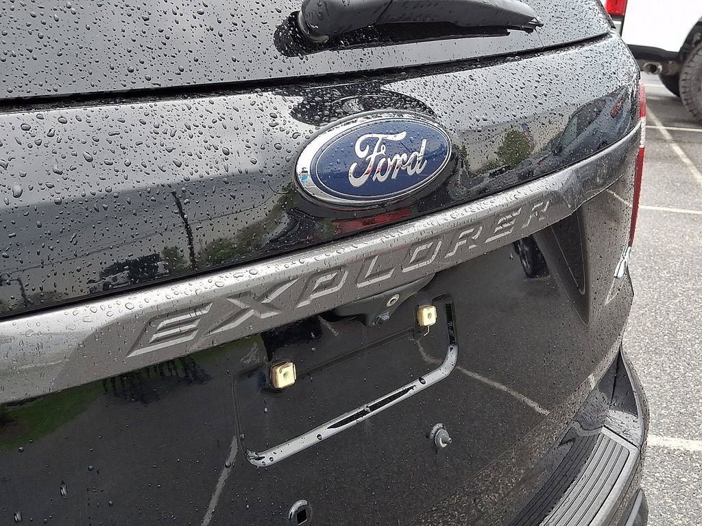 Certified 2018 Ford Explorer XLT w/ Equipment Group 202A AWD/4WD image 33