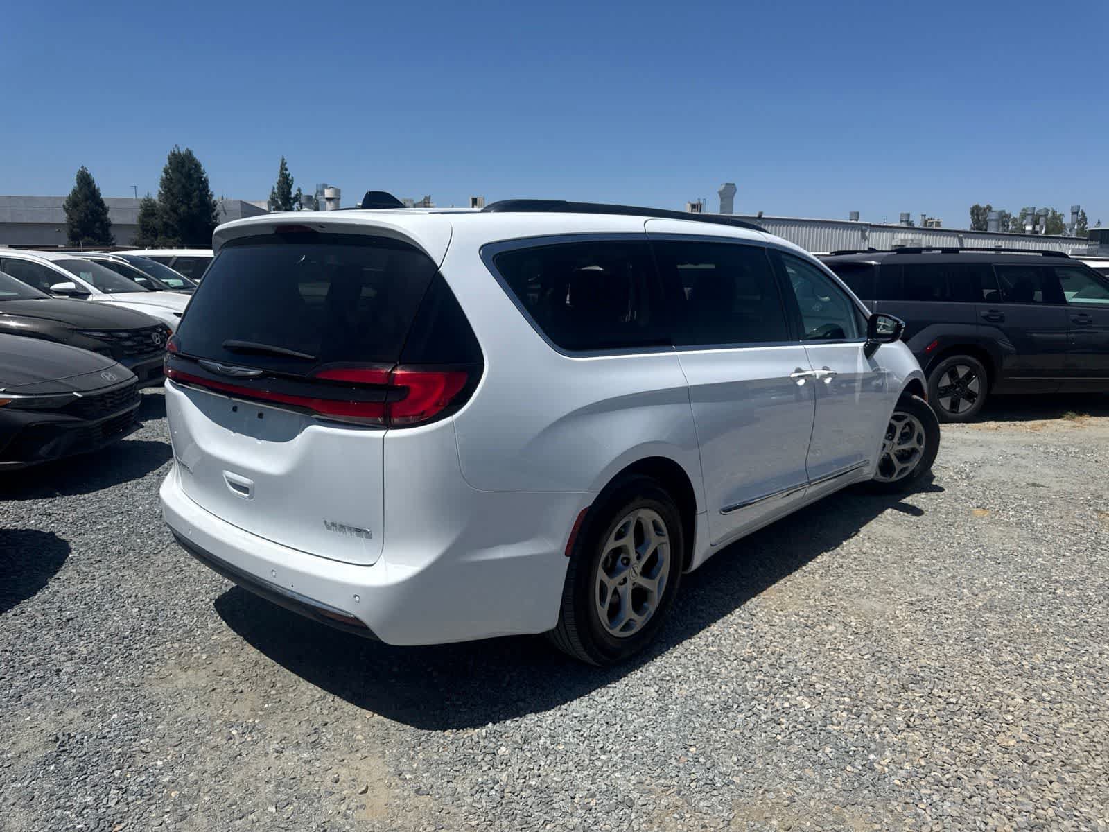 Used 2023 Chrysler Pacifica Limited FWD image 5