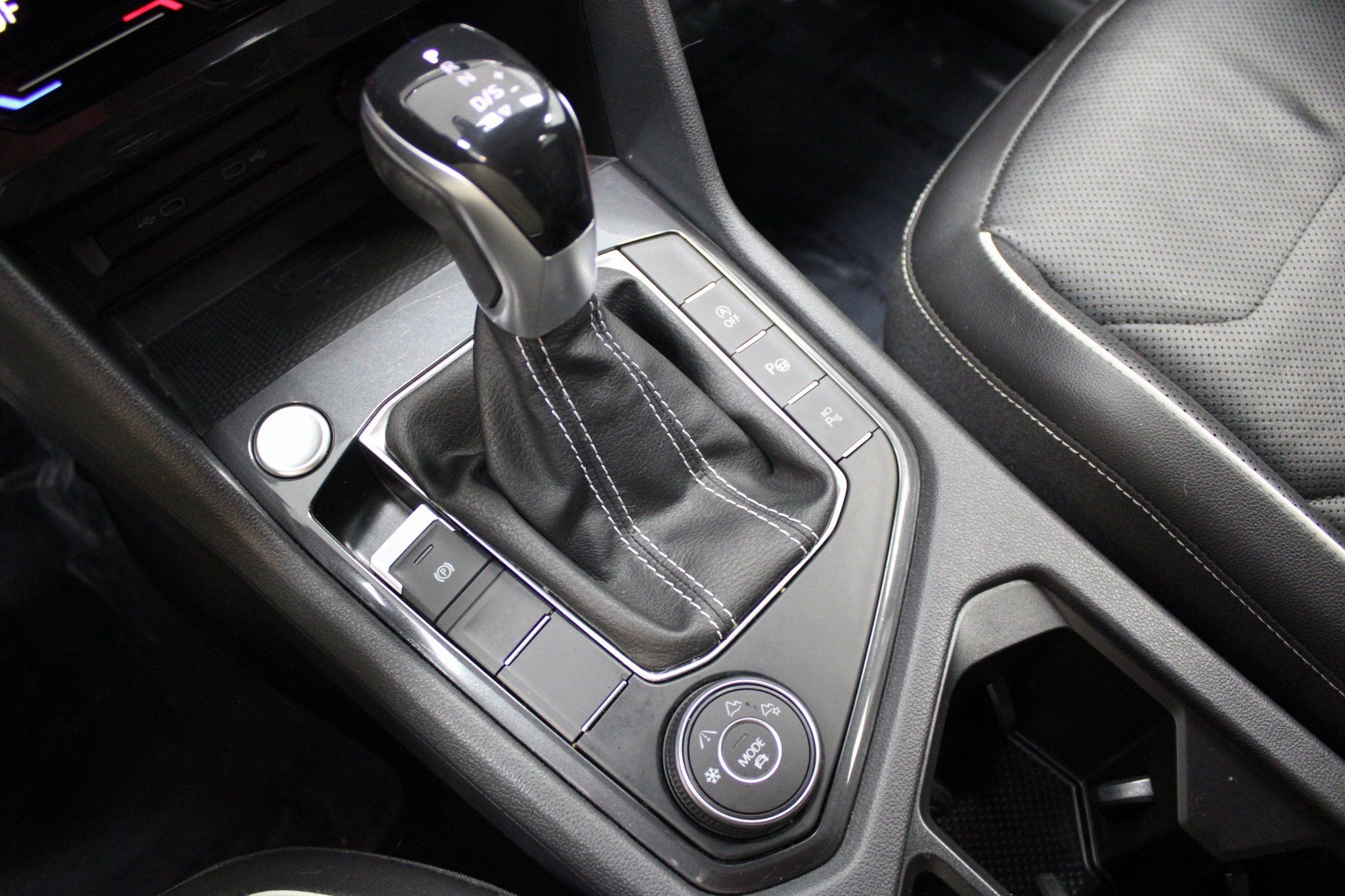 Used 2022 Volkswagen Tiguan SEL R-Line image 40