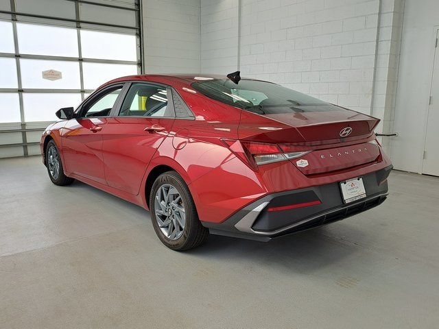 Used 2024 Hyundai Elantra SEL FWD image 7