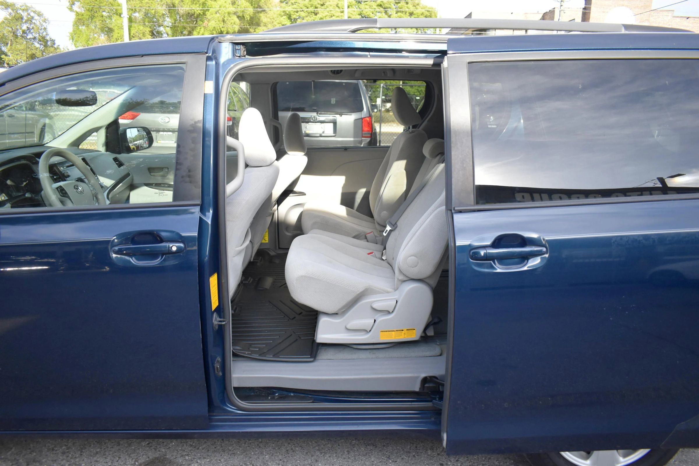 Used 2012 Toyota Sienna LE image 13