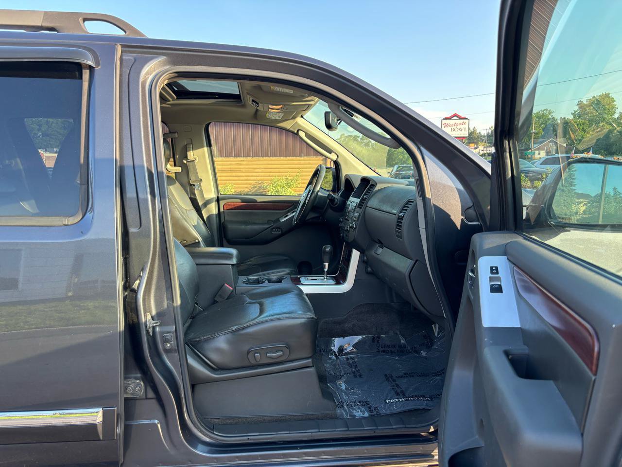 Used 2010 Nissan Pathfinder LE w/ Navigation Pkg AWD/4WD image 38
