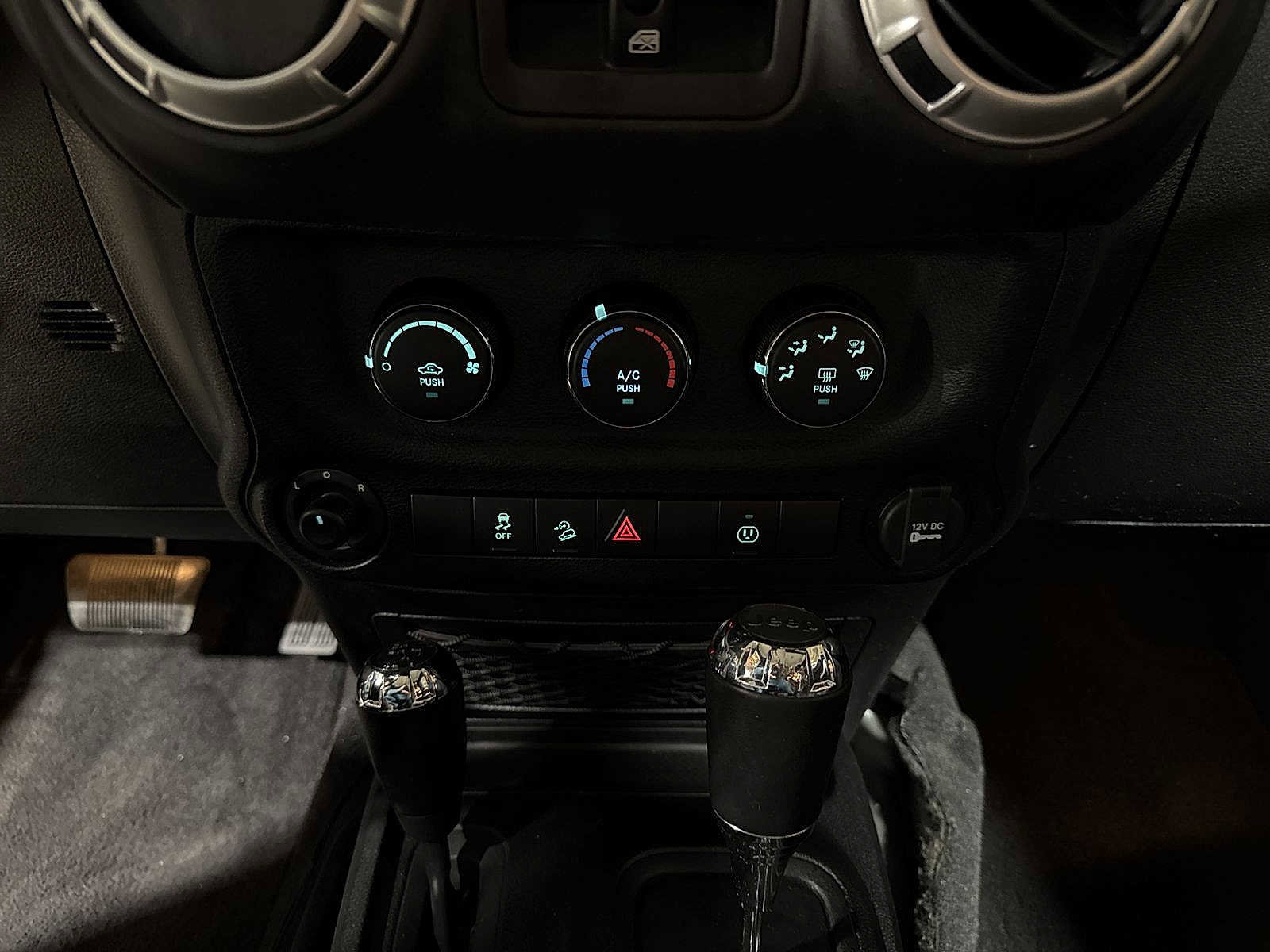 Used 2016 Jeep Wrangler Unlimited Sahara w/ Connectivity Group AWD/4WD image 21
