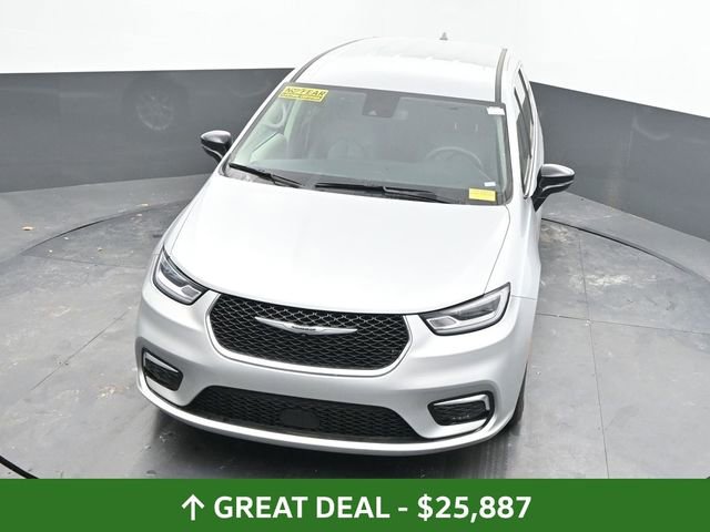 Used 2024 Chrysler Pacifica Touring-L image 40