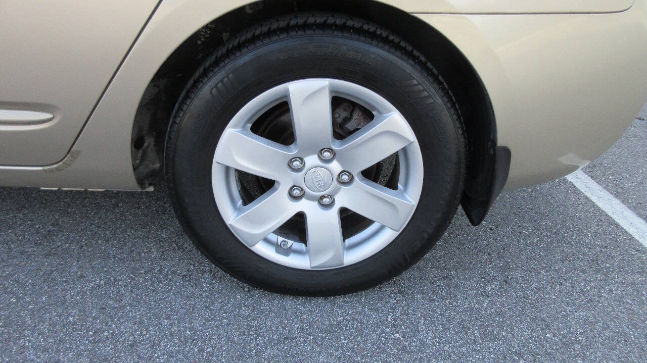 Used 2008 Kia Rondo LX FWD image 39