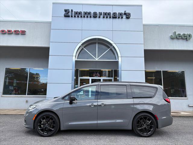 Certified 2025 Chrysler Pacifica Limited FWD image 1