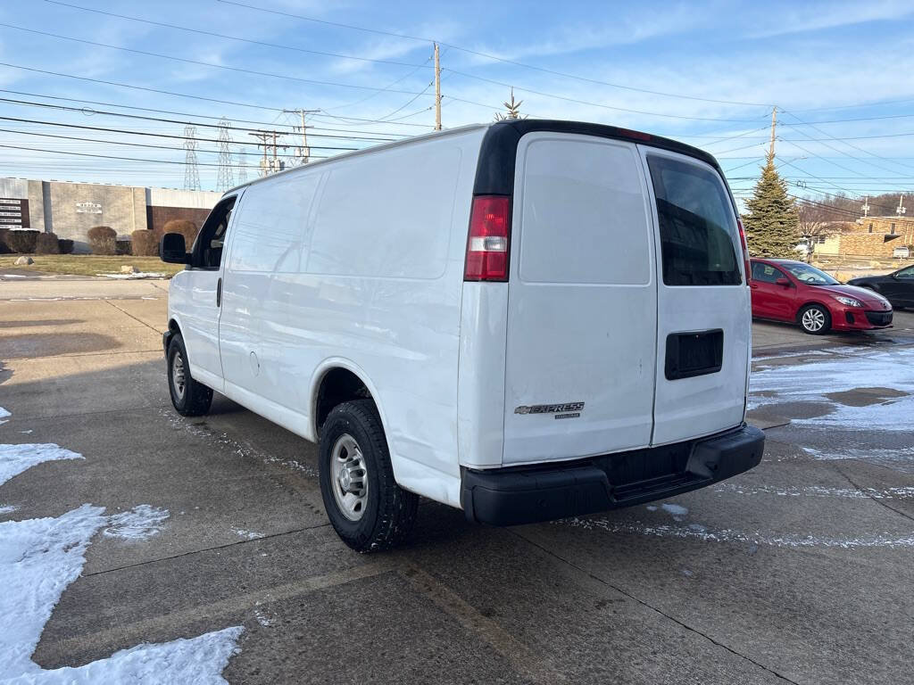 Used 2016 Chevrolet Express 2500 RWD image 5