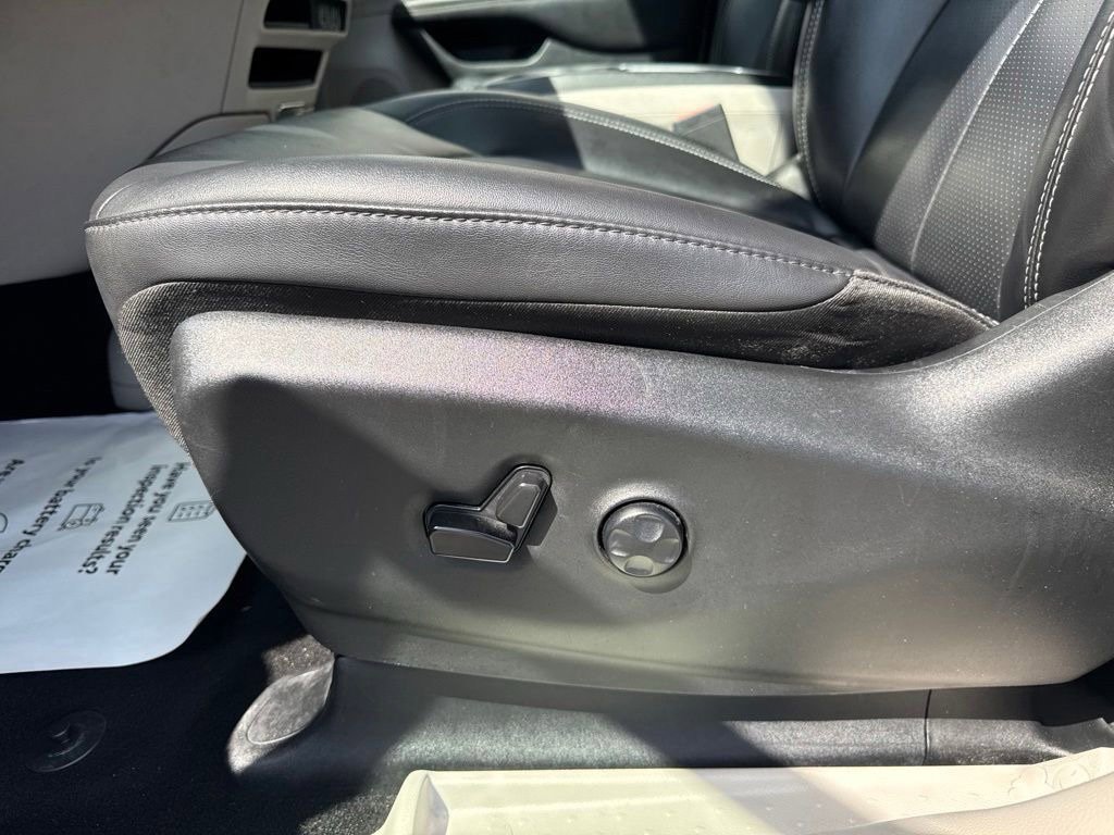 Used 2024 Chrysler Pacifica Limited FWD image 23