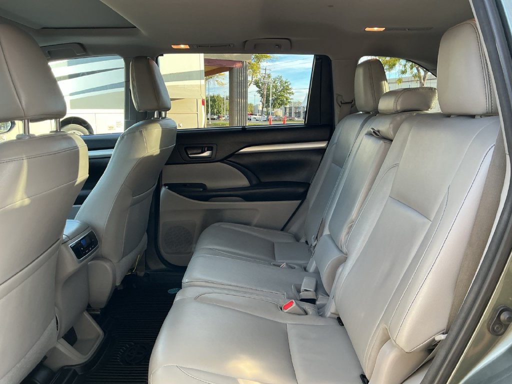 Used 2018 Toyota Highlander XLE AWD/4WD image 28