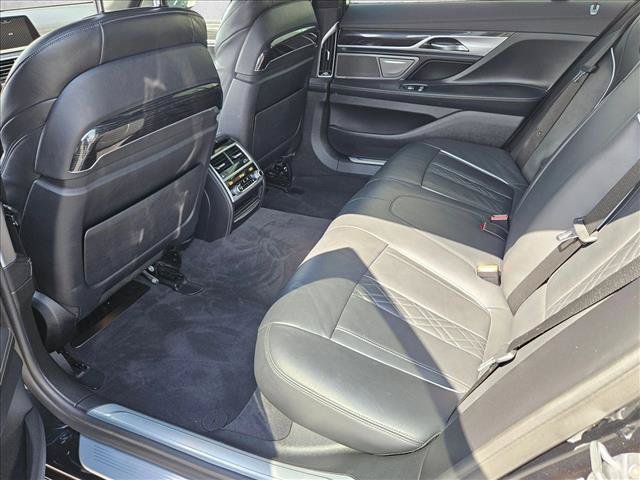 Used 2019 BMW 750i w/ M Sport Package RWD image 19