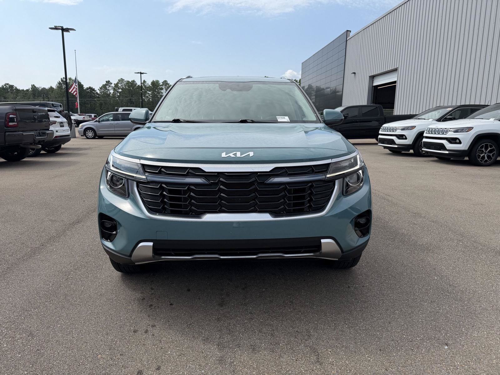 Used 2025 Kia Seltos EX w/ EX Sunroof Package AWD/4WD image 2