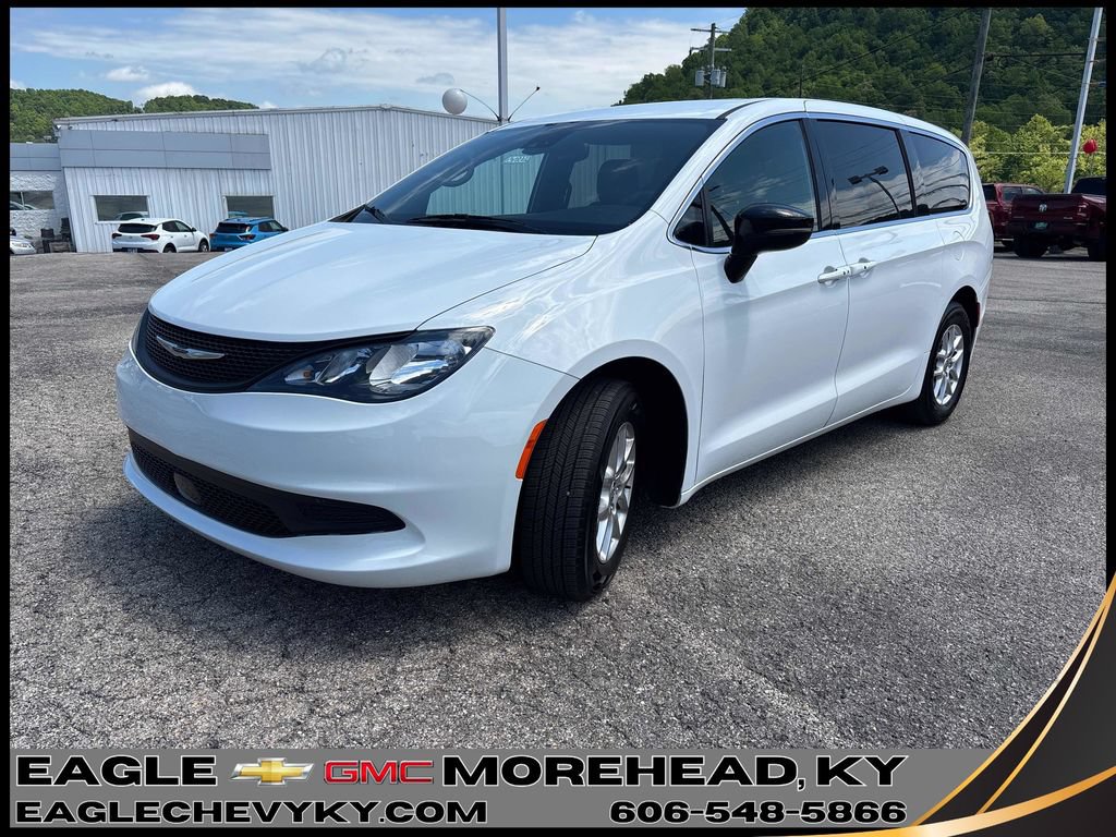 Used 2025 Chrysler Voyager LX FWD image 1