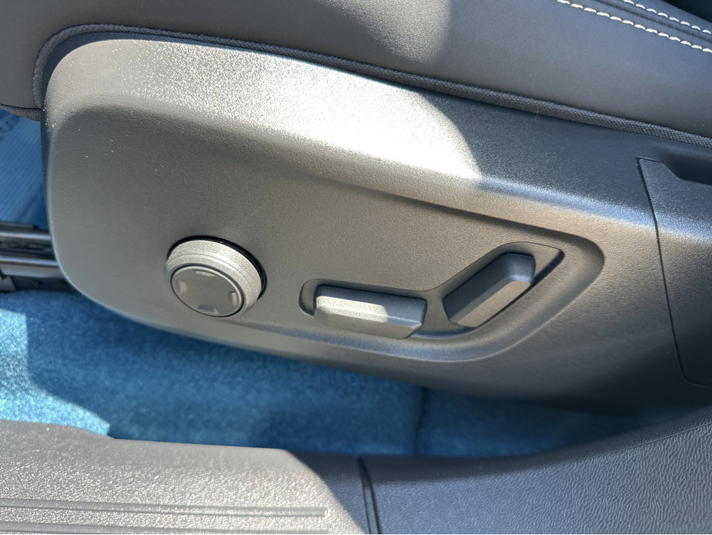 Used 2023 Volvo XC40 Recharge Plus image 31