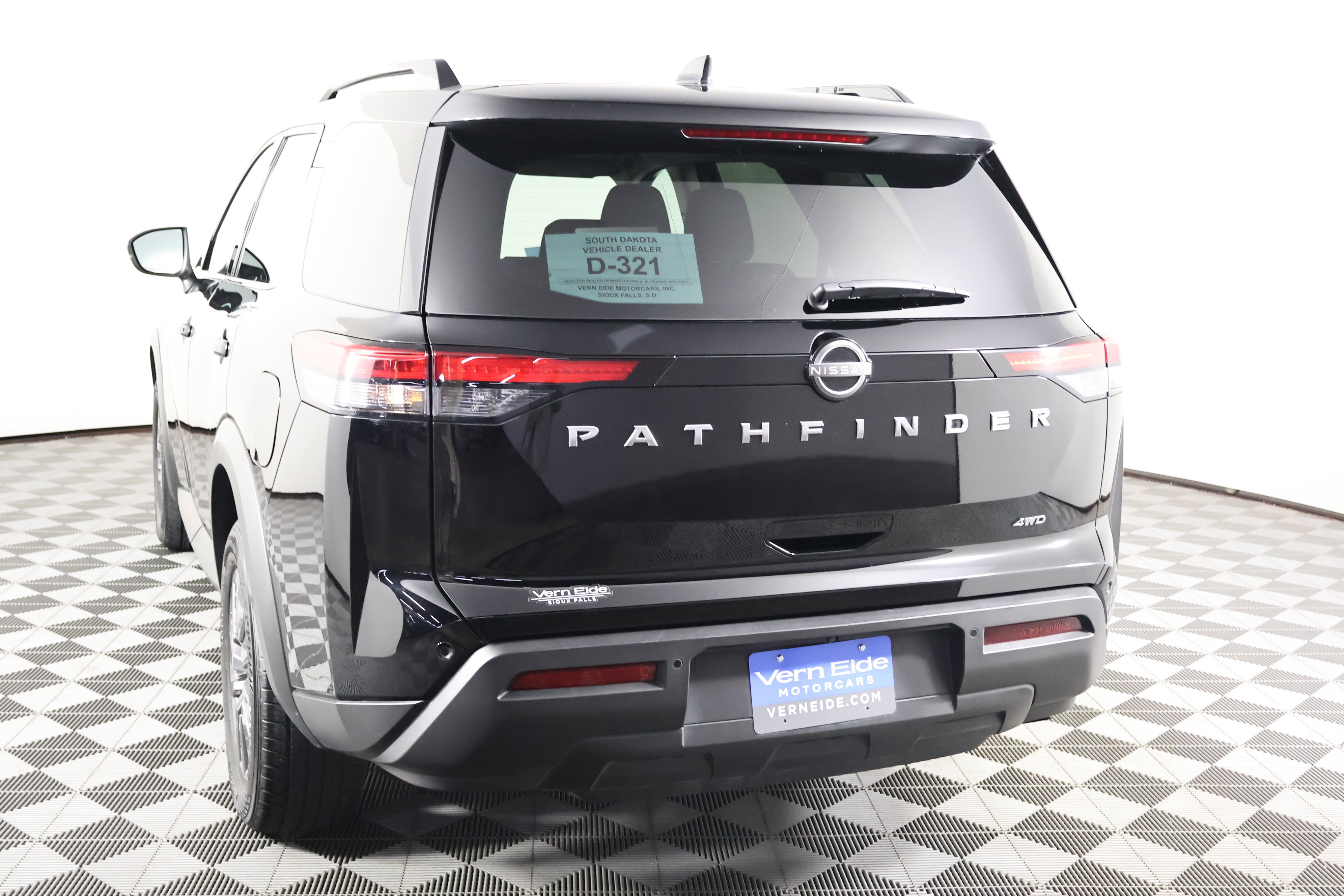 Used 2025 Nissan Pathfinder SV image 7