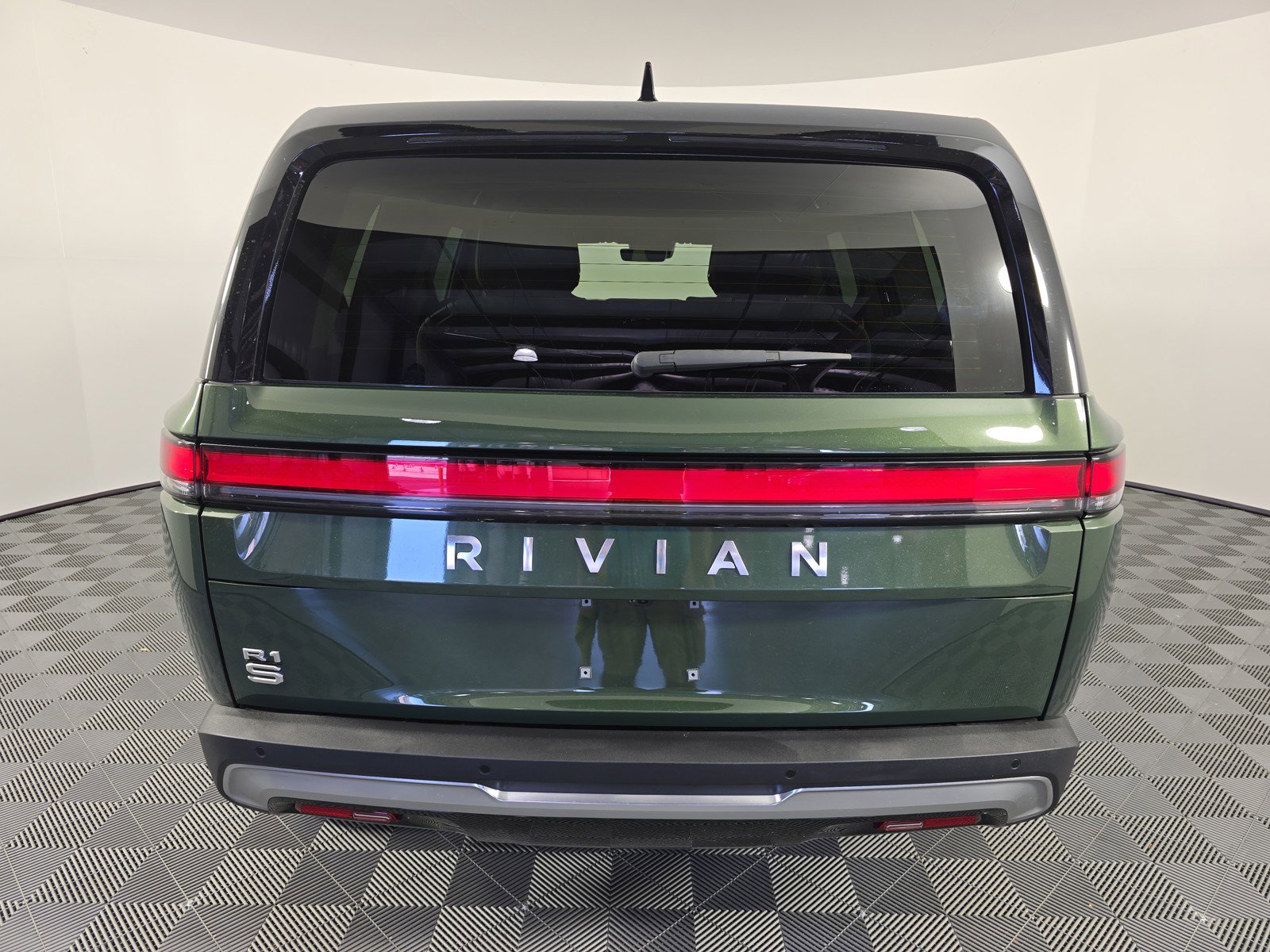 Used 2024 Rivian R1S Adventure AWD/4WD image 4
