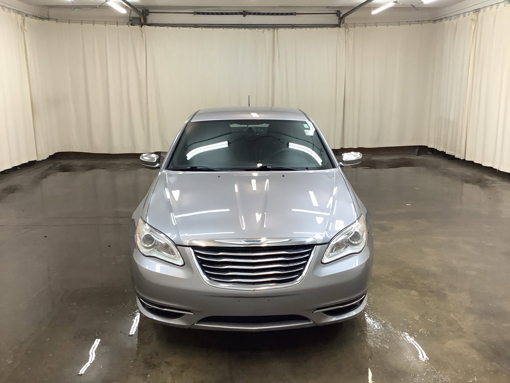 Used 2013 Chrysler 200 Limited image 3