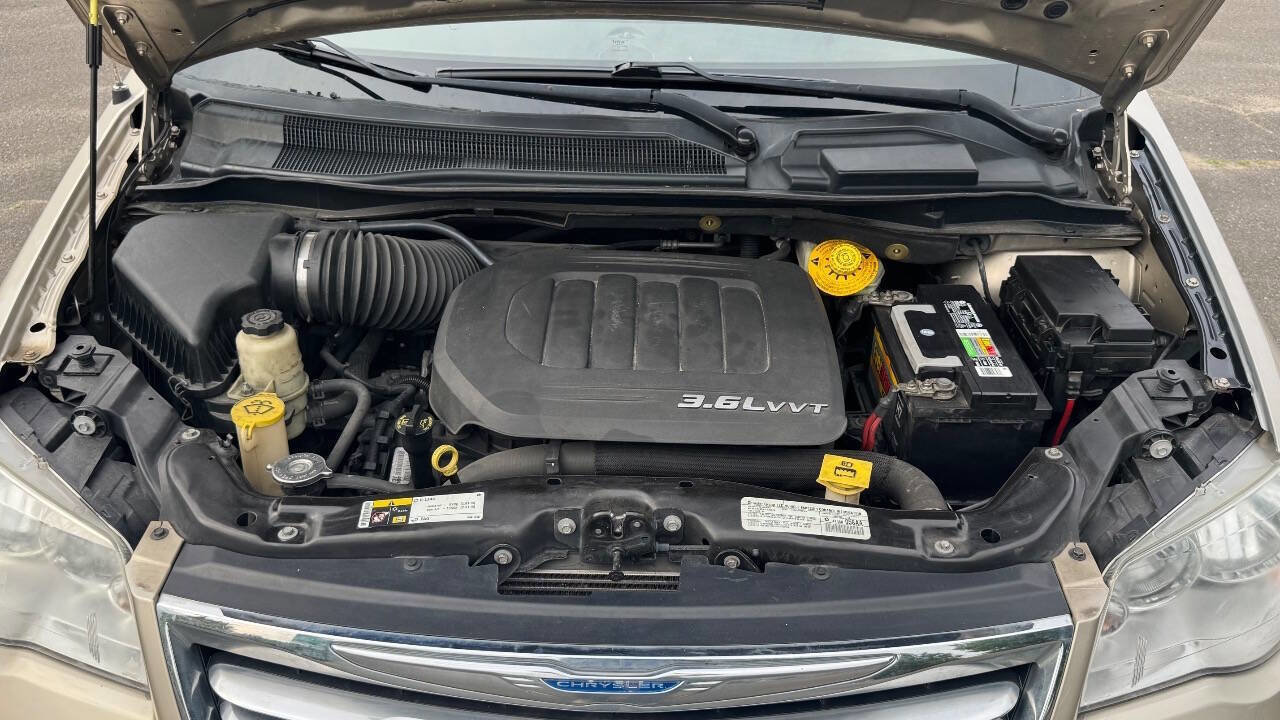 Used 2014 Chrysler Town & Country Touring FWD image 23