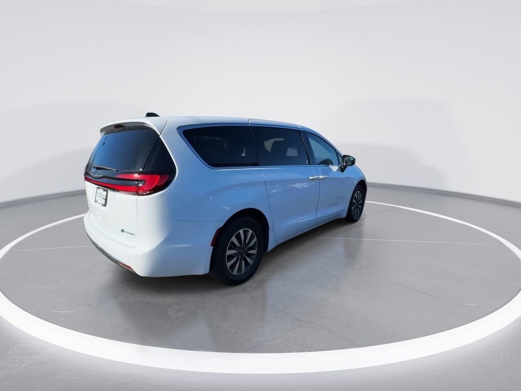 Used 2023 Chrysler Pacifica Touring-L image 8