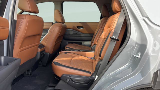 Used 2025 Nissan Pathfinder Platinum AWD/4WD image 19