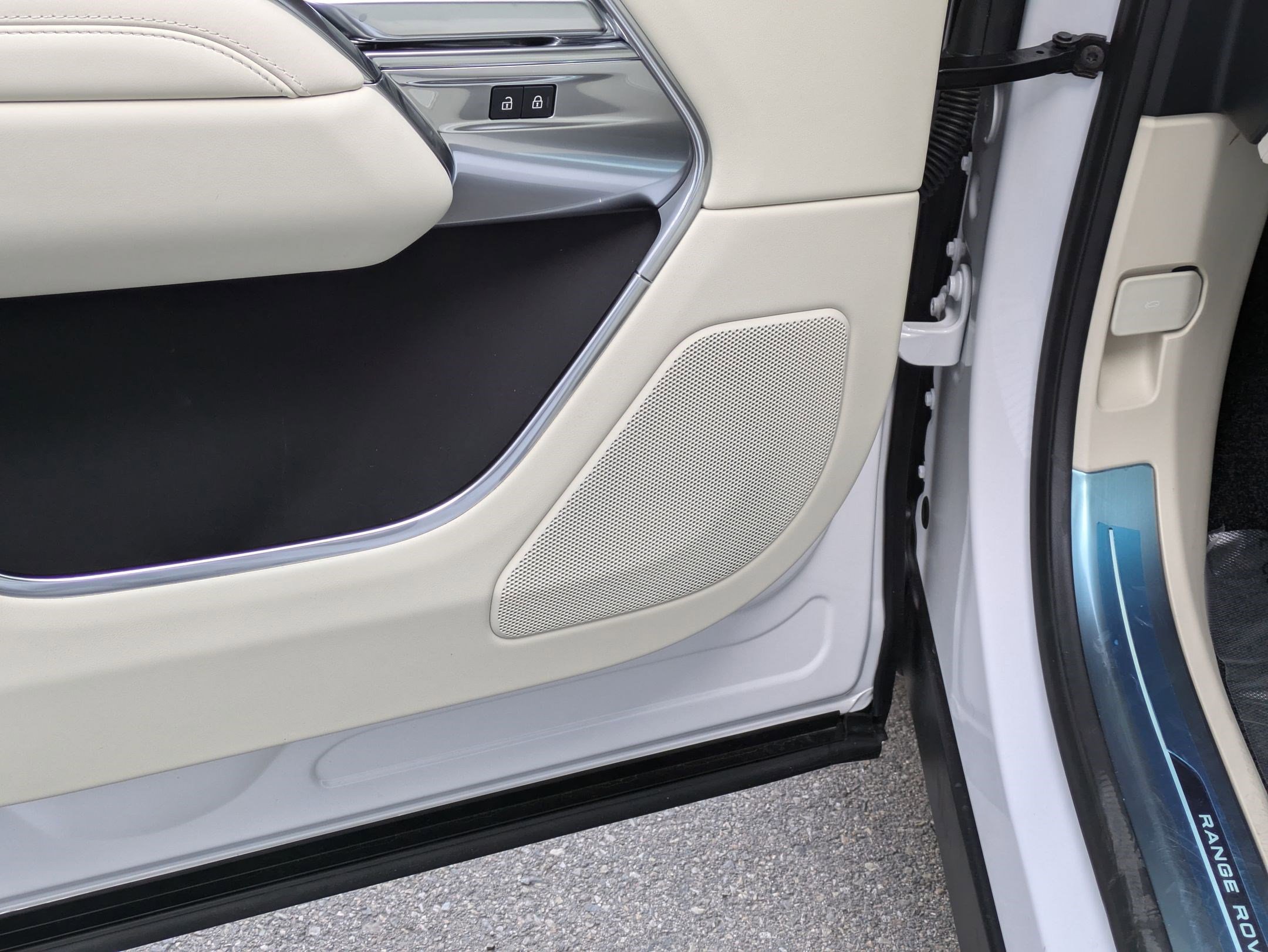 New 2025 Land Rover Range Rover SE image 11