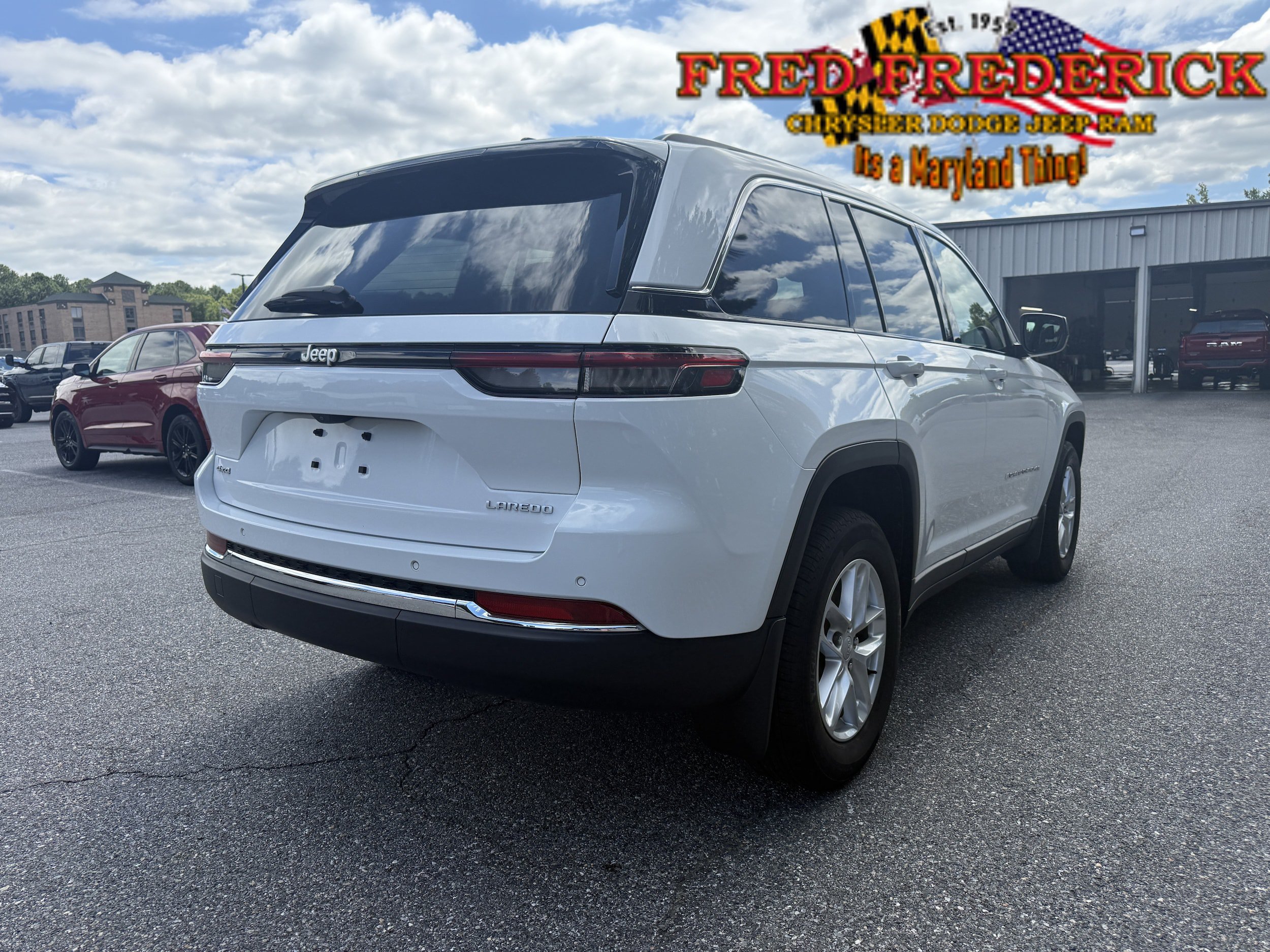 Used 2025 Jeep Grand Cherokee Laredo X w/ Trailer Tow Package AWD/4WD image 8