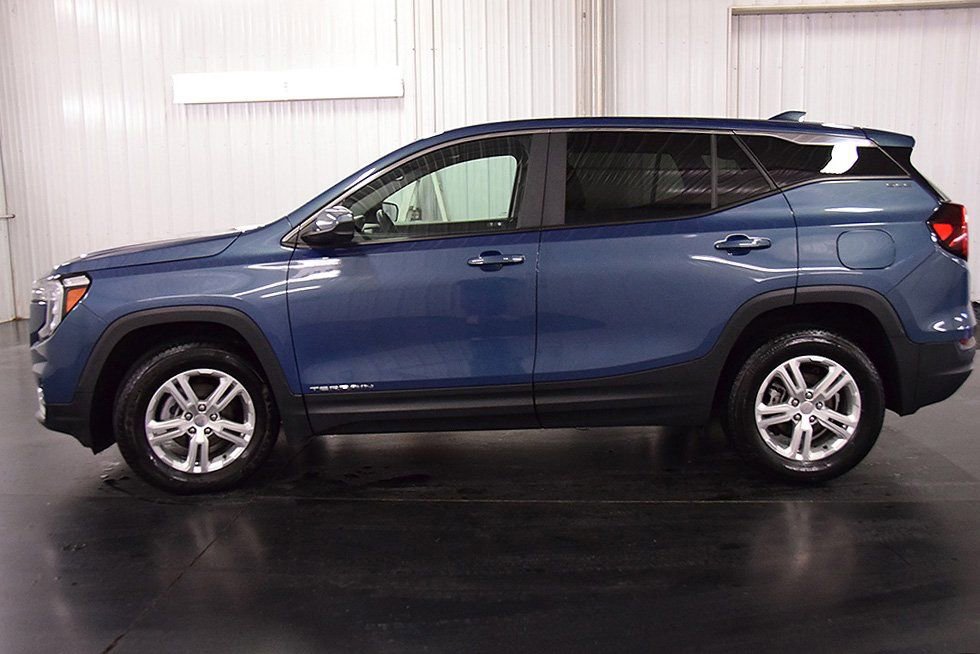 Used 2024 GMC Terrain SLE image 4
