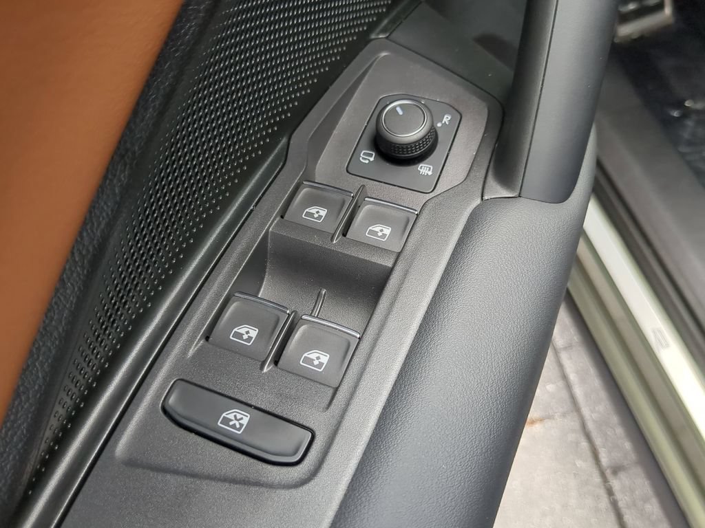 Used 2025 Volkswagen Tiguan SEL R-Line AWD/4WD image 18