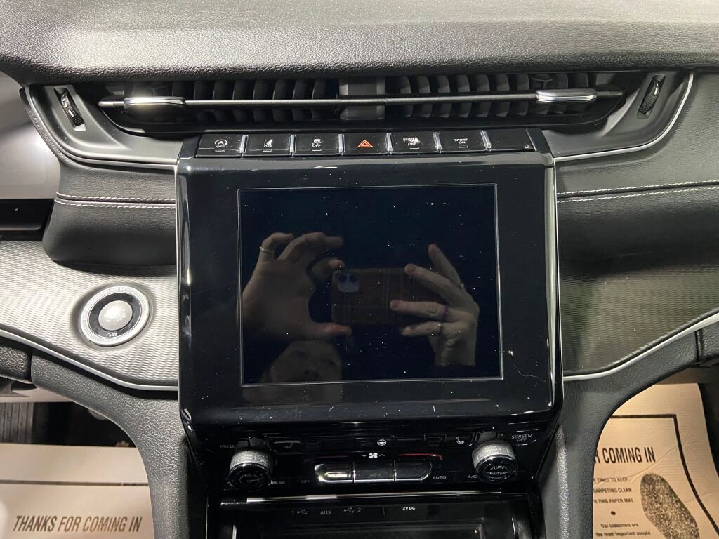 Used 2023 Jeep Grand Cherokee L Laredo image 13