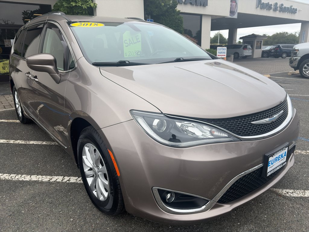 Used 2018 Chrysler Pacifica Touring-L FWD image 26