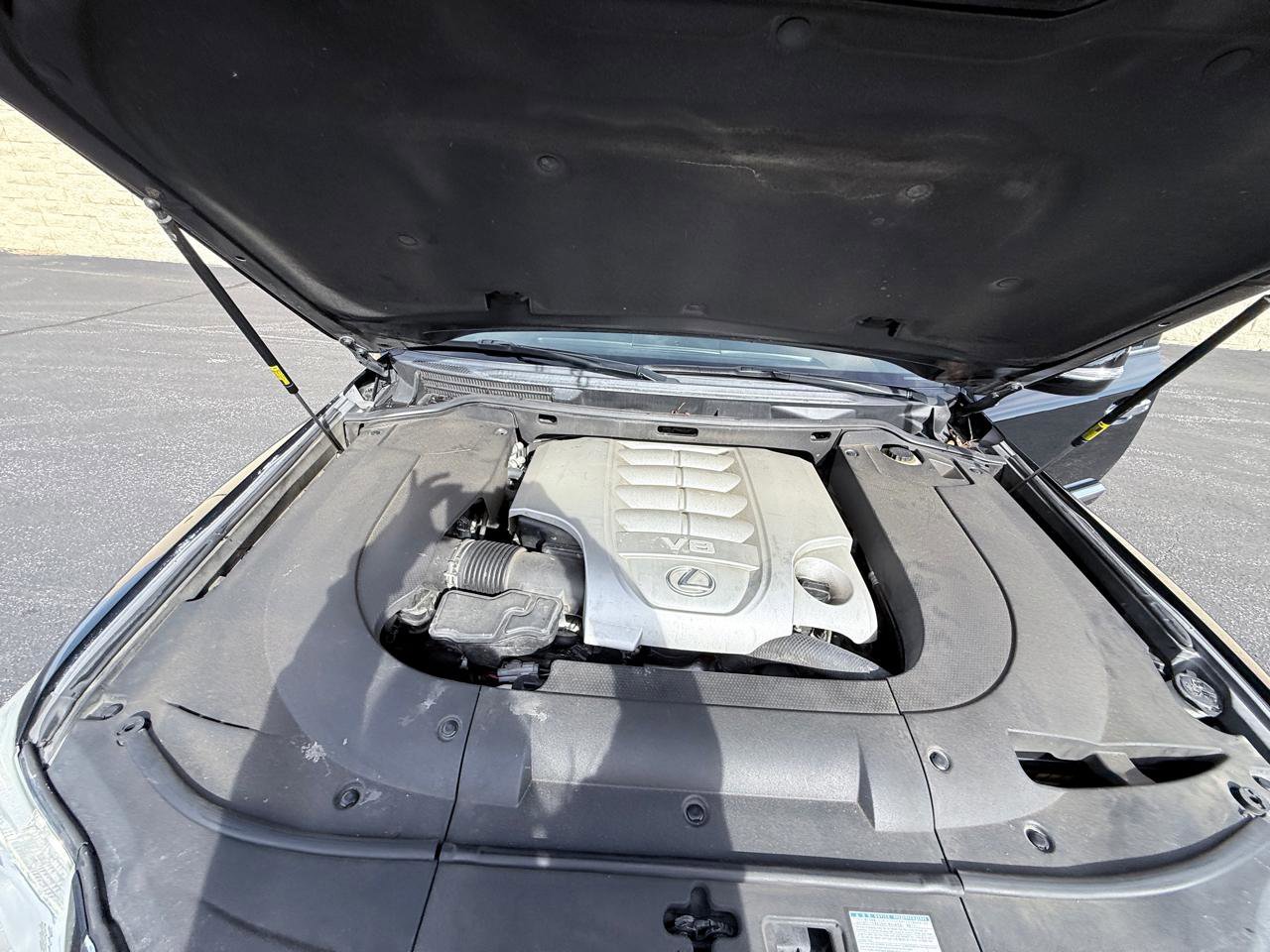 Used 2013 Lexus LX 570 4WD w/ Luxury Pkg image 18