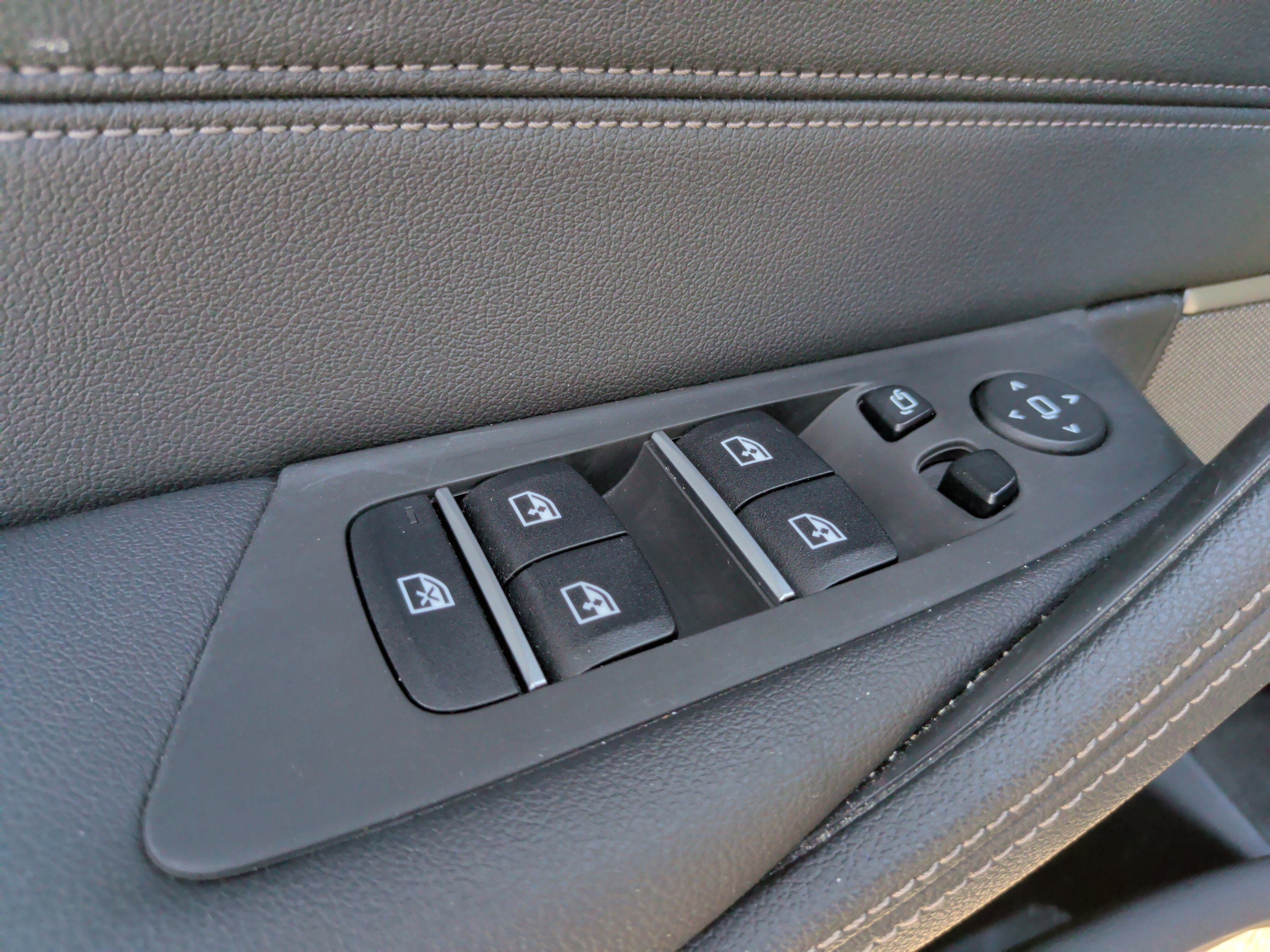 Certified 2023 BMW 530e w/ Premium Package image 30