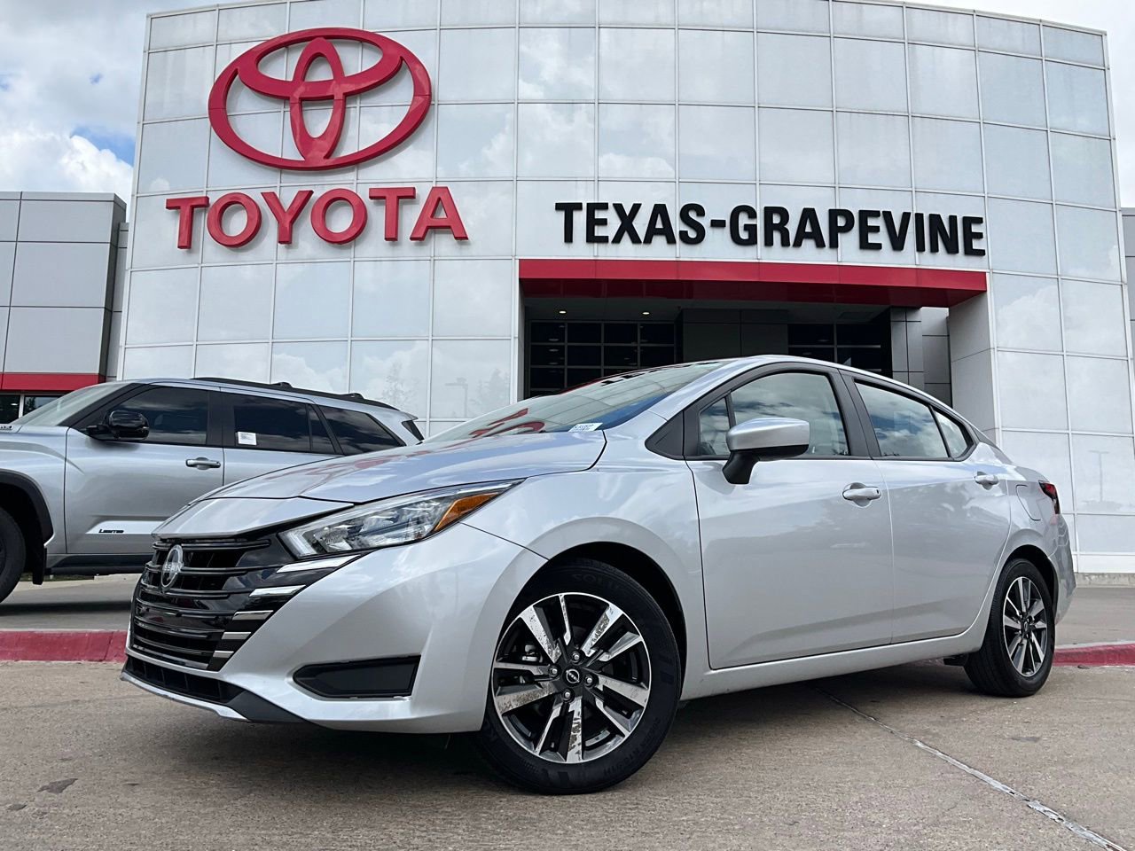 Used 2025 Nissan Versa SV image 2