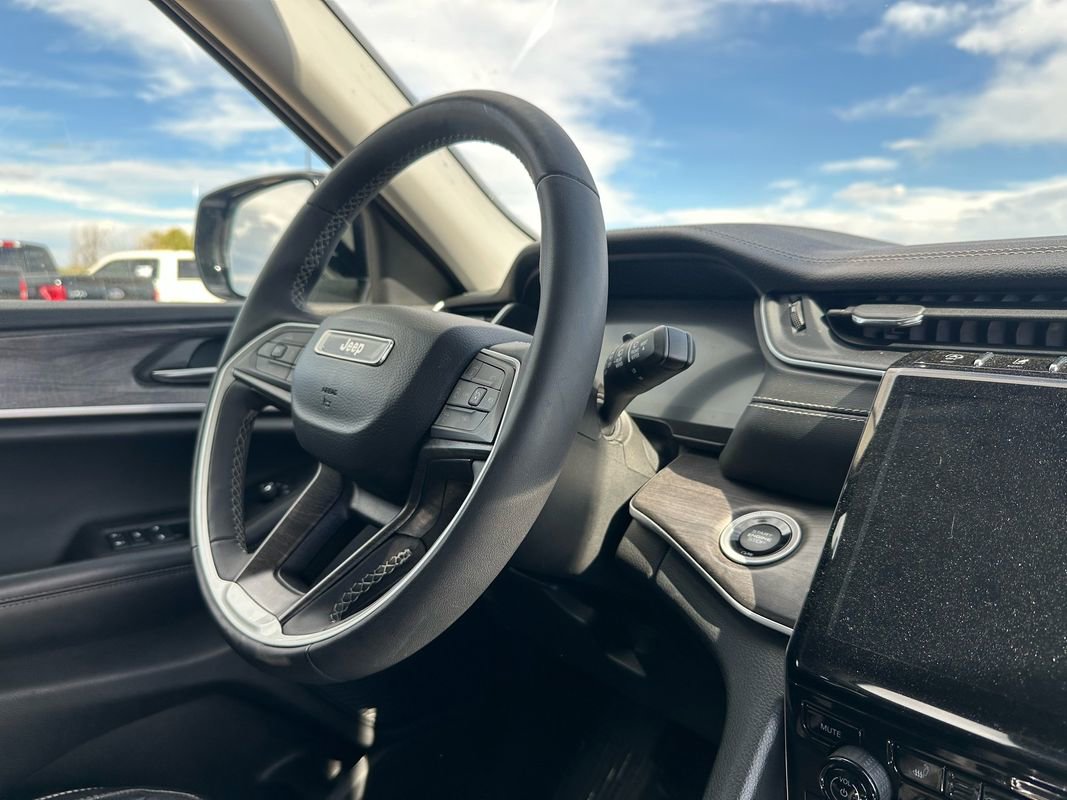 Used 2023 Jeep Grand Cherokee Limited w/ Black Appearance Package image 18