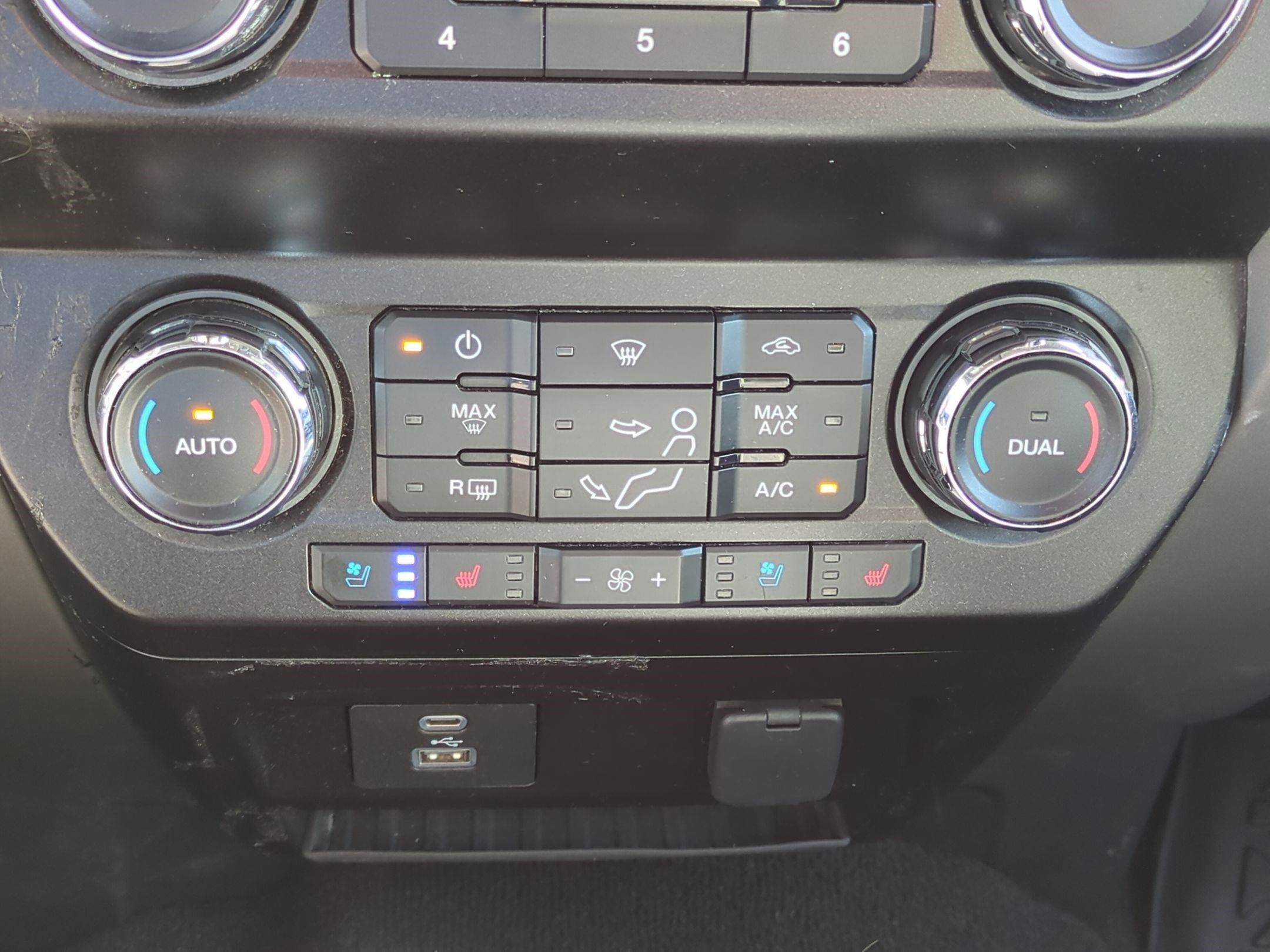 Used 2020 Ford F350 Lariat w/ Chrome Package image 23