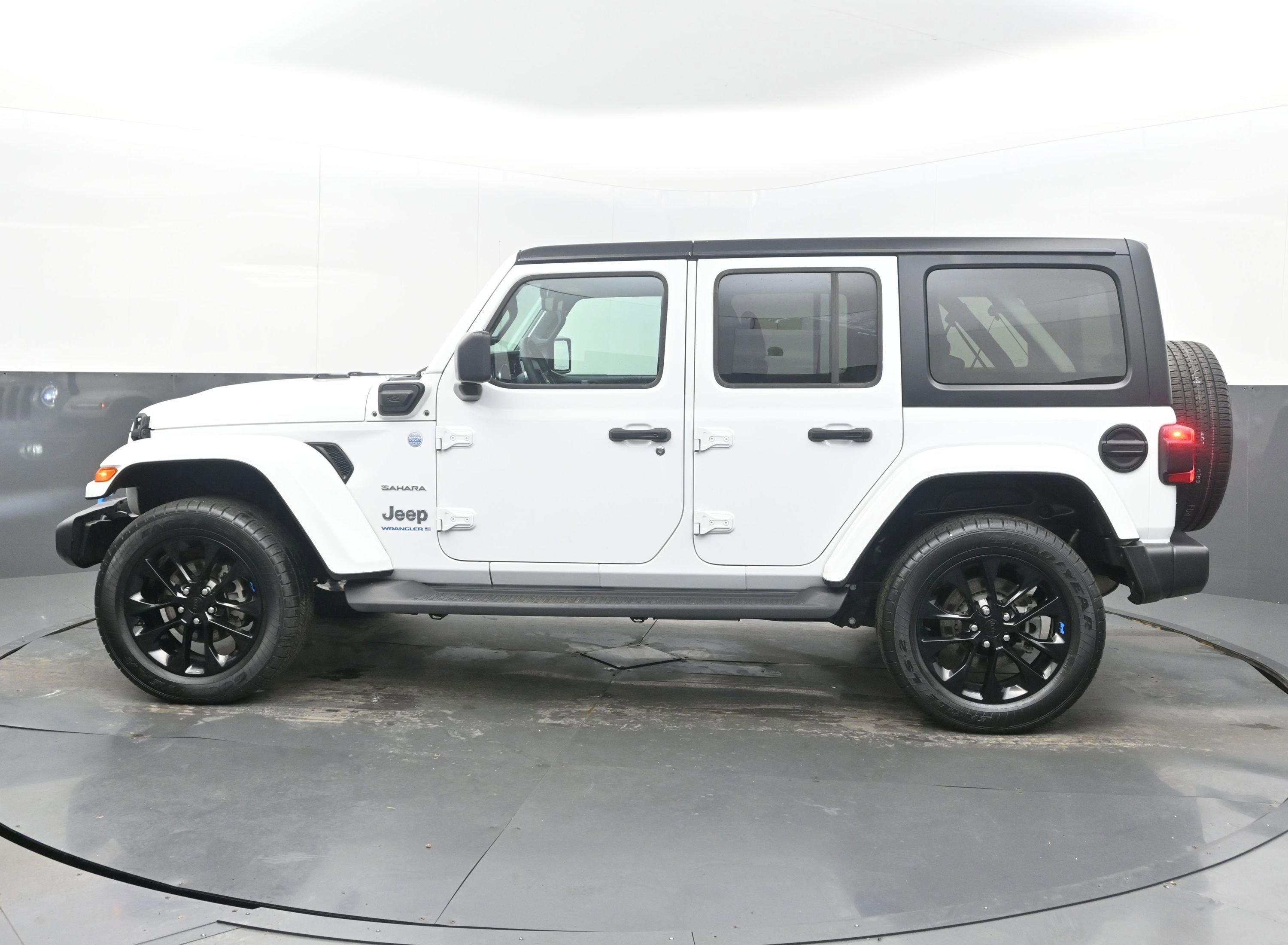 Used 2023 Jeep Wrangler Sahara image 7