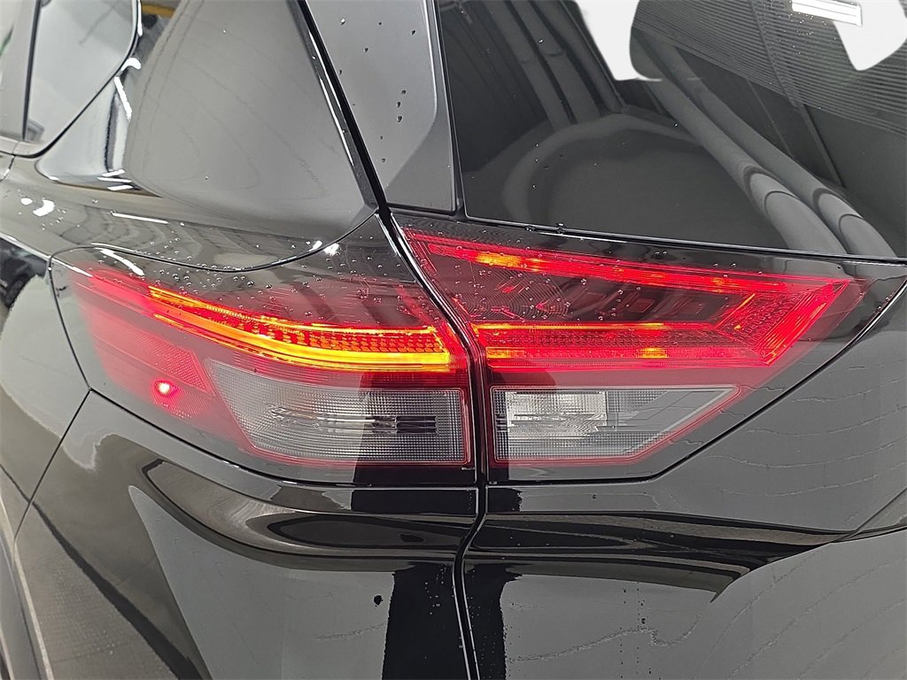 Used 2025 Nissan Rogue SV image 31