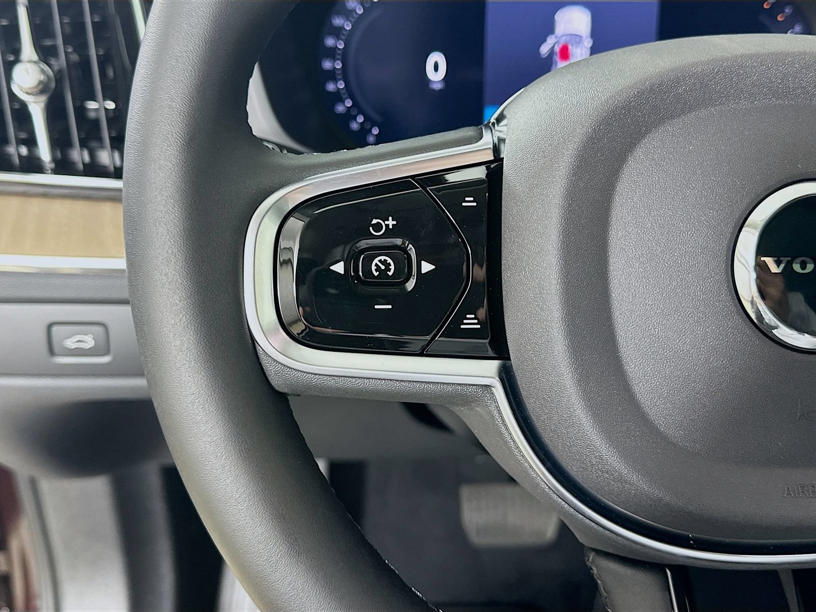 New 2026 Volvo XC60 B5 Ultra w/ Protection Package Premier AWD/4WD image 18