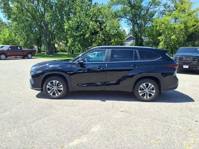Used 2024 Toyota Highlander XLE AWD/4WD image 6