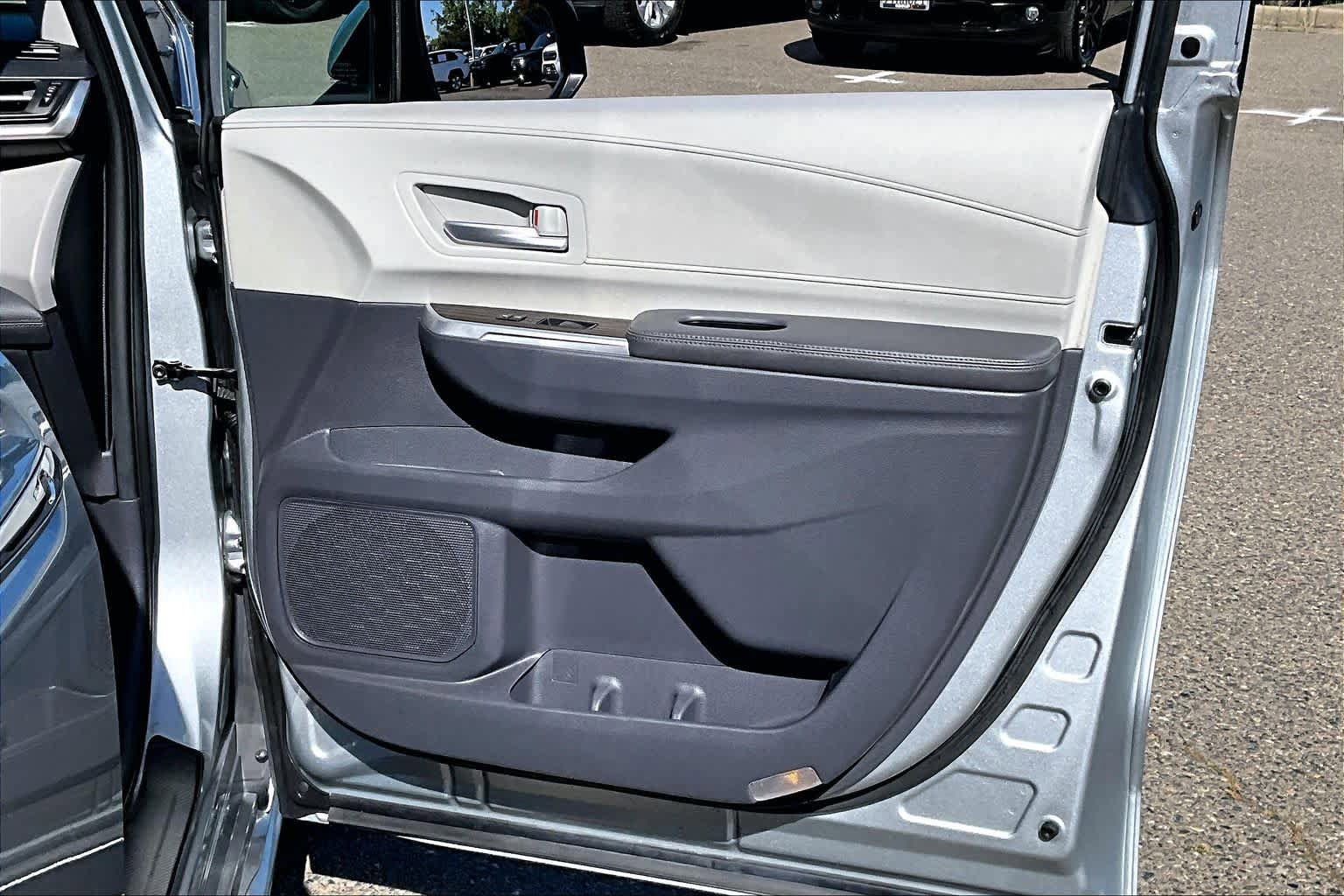Used 2021 Toyota Sienna XLE FWD image 22