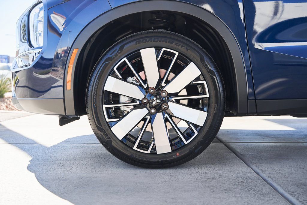 Used 2025 Mitsubishi Outlander SE FWD image 3