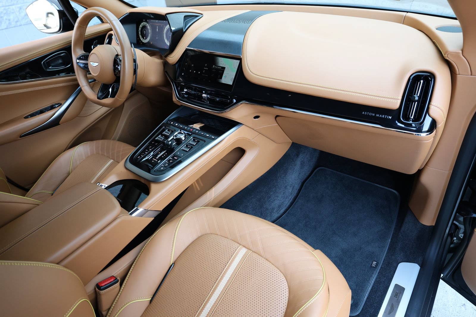 Used 2025 Aston Martin DBX 707 AWD/4WD image 2