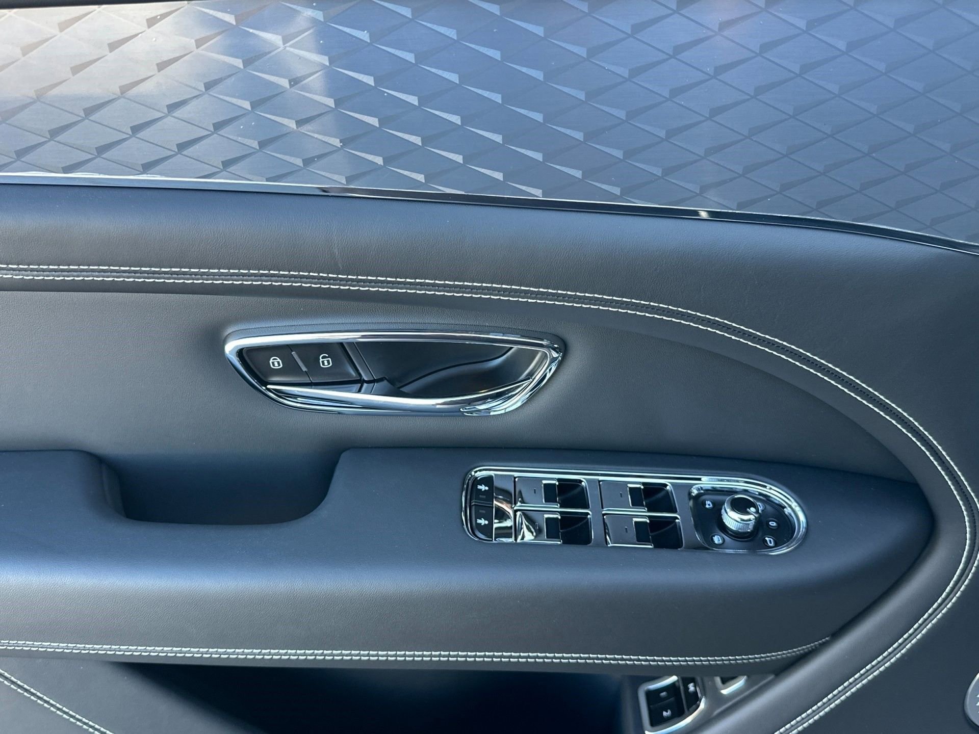 New 2025 Bentley Bentayga image 14