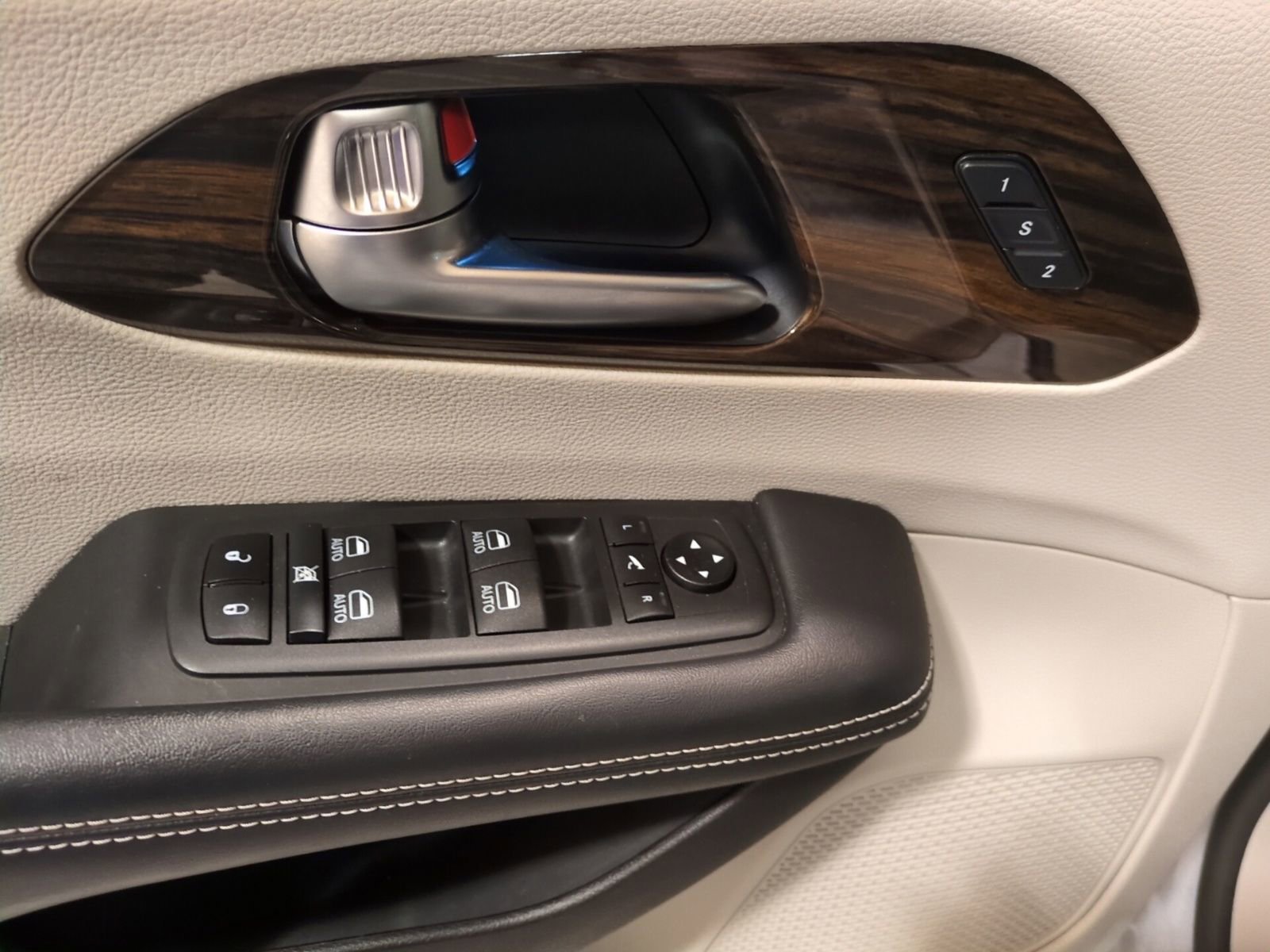 Used 2021 Chrysler Pacifica Limited AWD/4WD image 20
