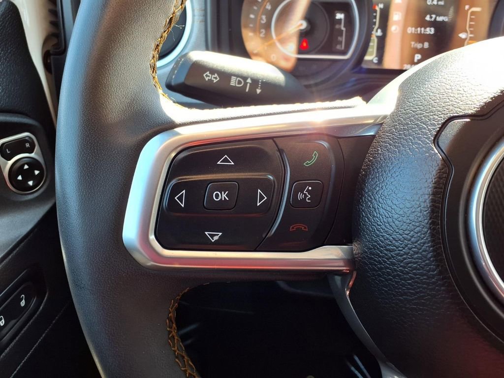 Used 2025 Jeep Wrangler Sahara image 13