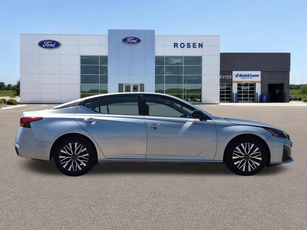 Used 2025 Nissan Altima 2.5 SV FWD image 2