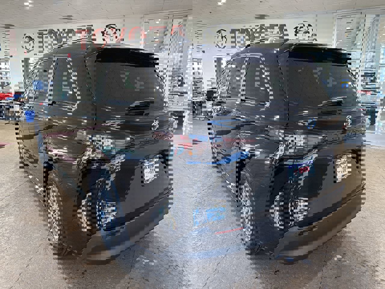 Certified 2025 Toyota Sienna XLE image 8