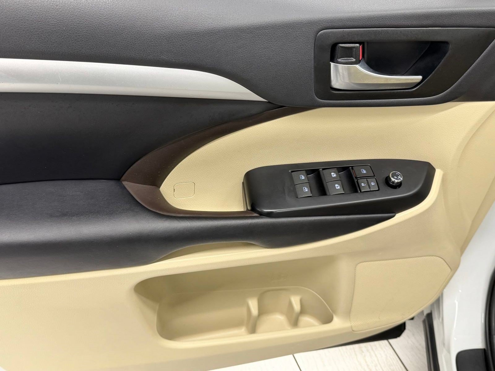 Used 2019 Toyota Highlander XLE AWD/4WD image 12
